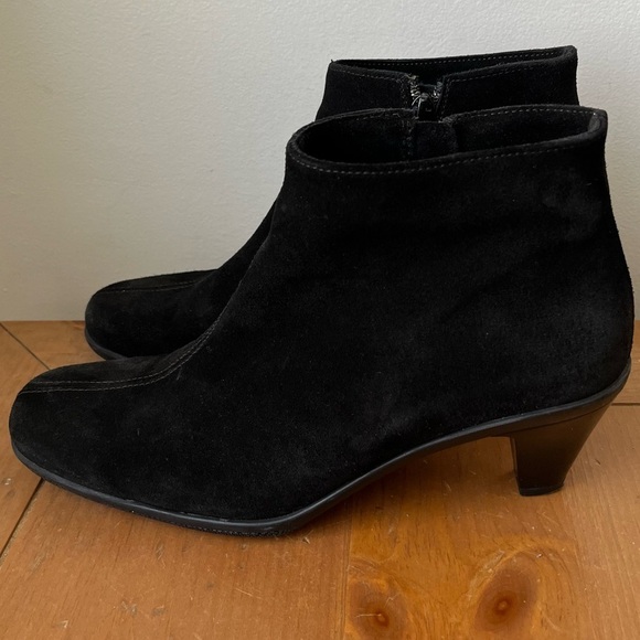 LA CANADIENNE Women’s Black Suede Side Zip Ankle Fashion Bootie Size 10M - Picture 1 of 12